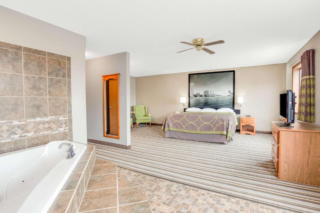 Super 8 by Wyndham Green Bay Near Stadium