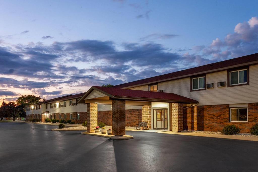 Super 8 by Wyndham Green Bay Near Stadium - Image 5