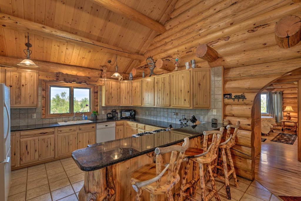 Exquisite Log Home with Lander Valley Views! - Image 4