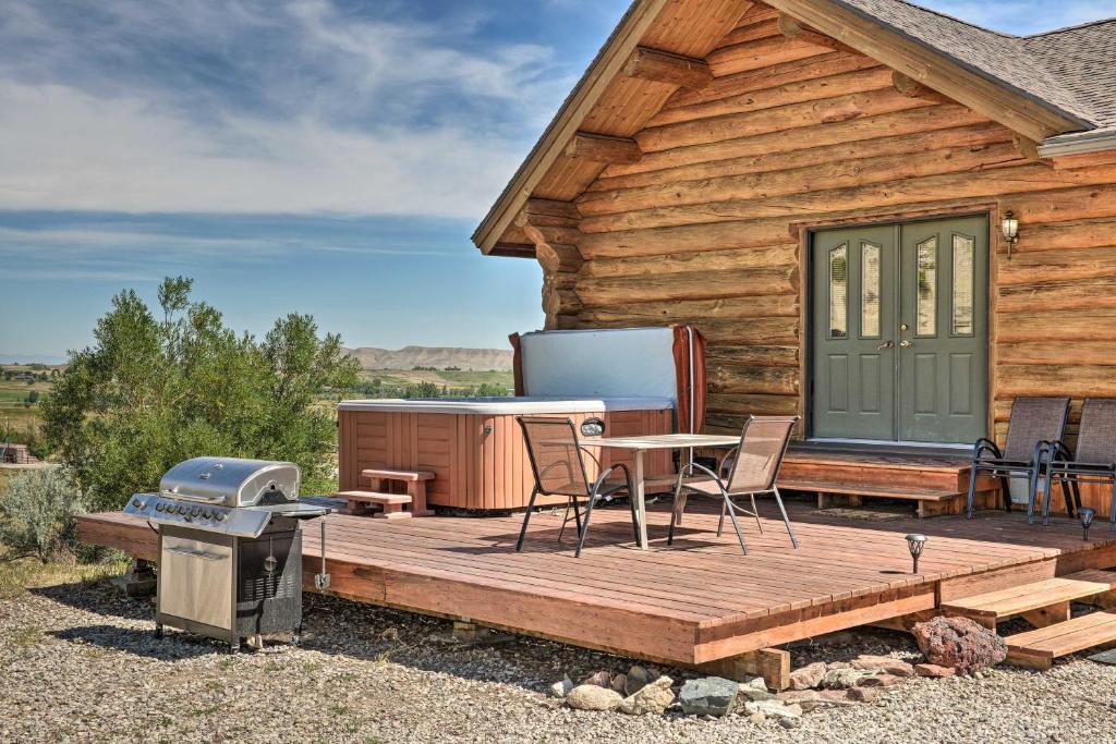 Exquisite Log Home with Lander Valley Views!