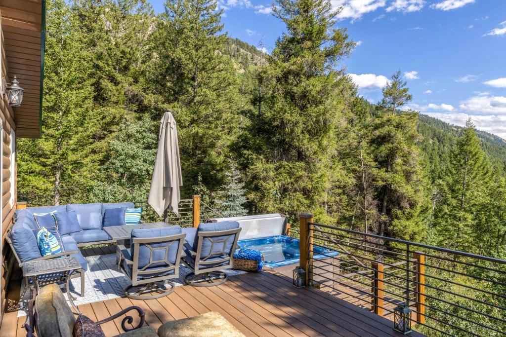 Wyoming Cabin with Hot Tub and Mountain-View Deck