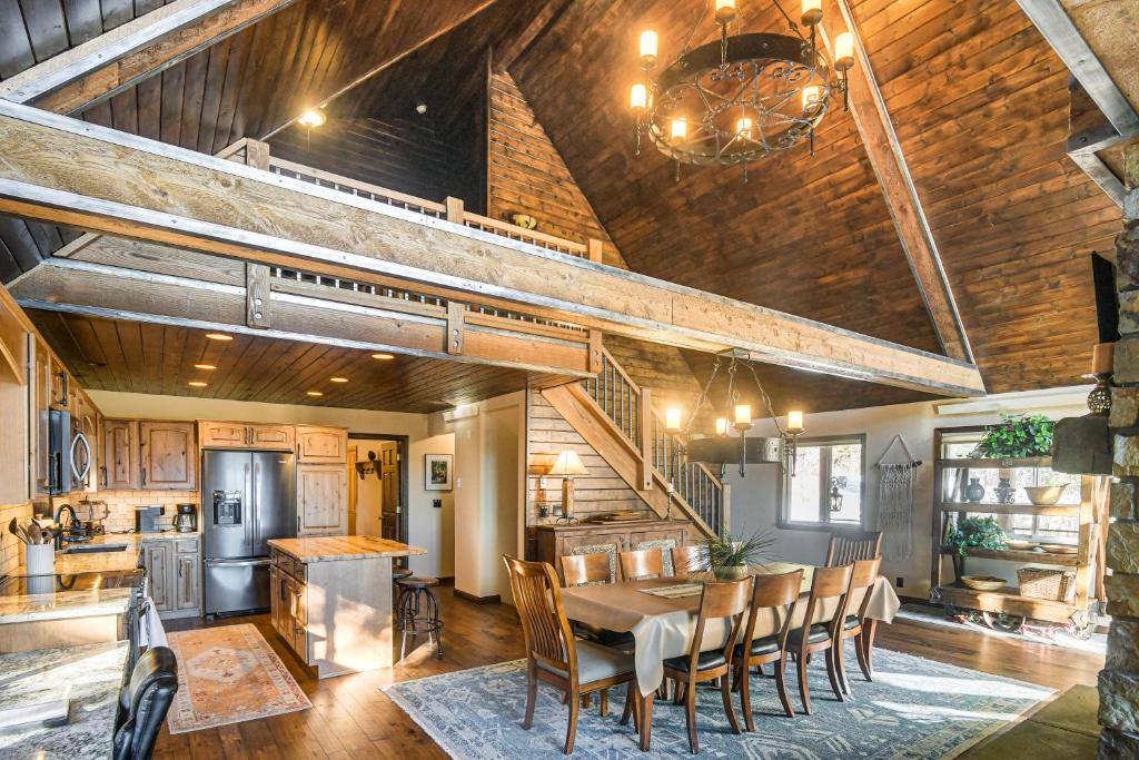 Wyoming Cabin with Hot Tub and Mountain-View Deck - Image 4