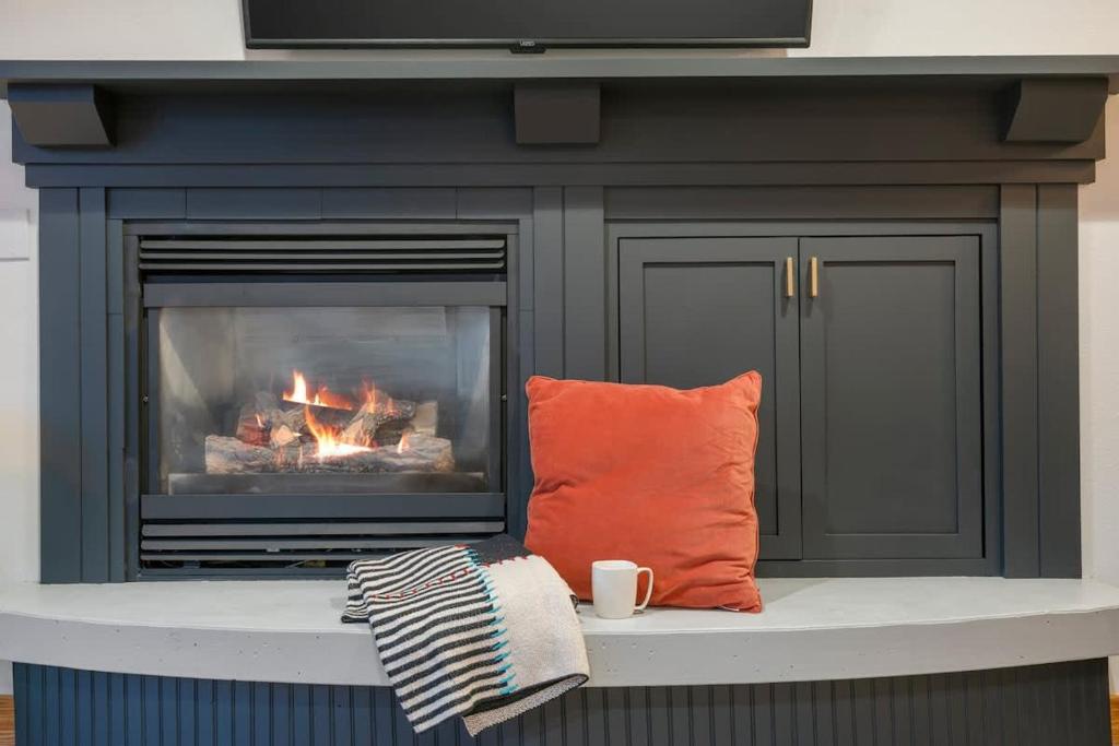 Basecamp Stays: Upscale Getaway Shuttle Hot Tubs - Image 7