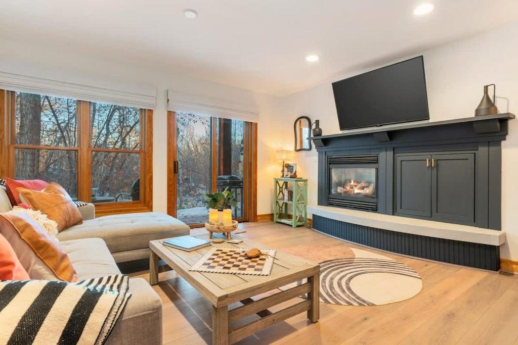 Basecamp Stays: Upscale Getaway Shuttle Hot Tubs - Image 8