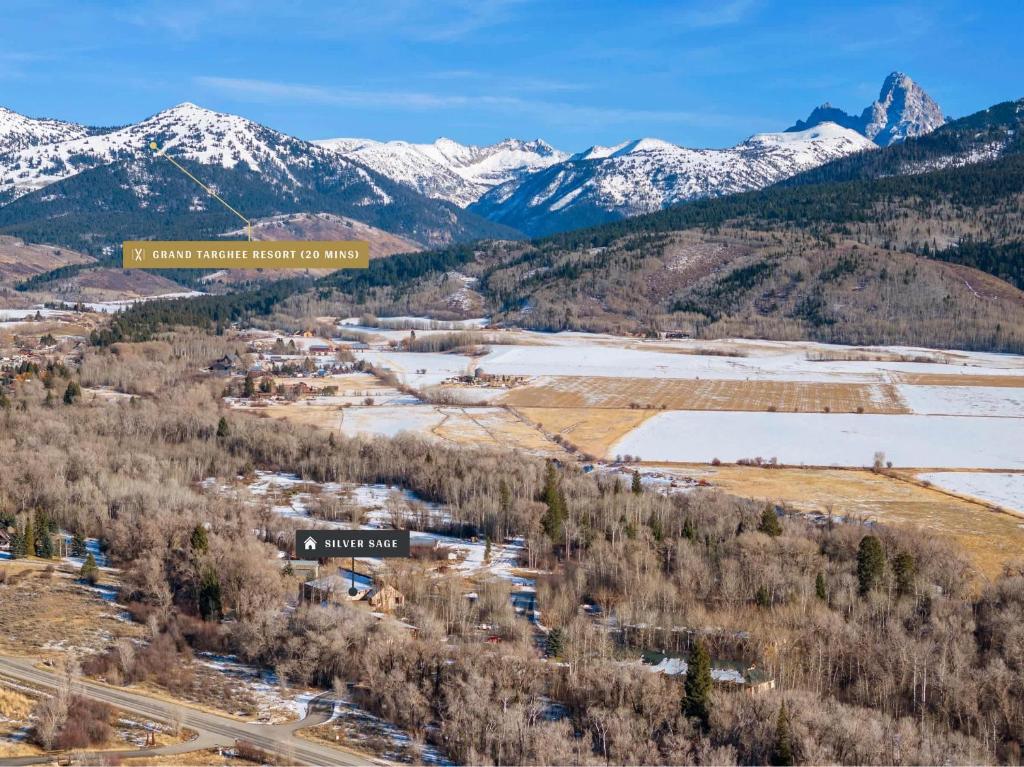 Basecamp Stays: Upscale Getaway Shuttle Hot Tubs - Image 5