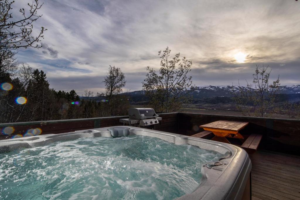 Hot Tub (Jacuzzi) - Photo 2
