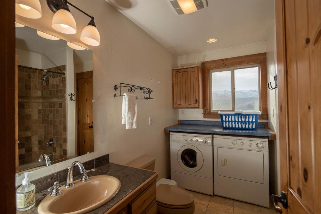 Alpine Recharge by KABINO Huge Views Hot tub Garage PS3 WiFi Loft - Image 8