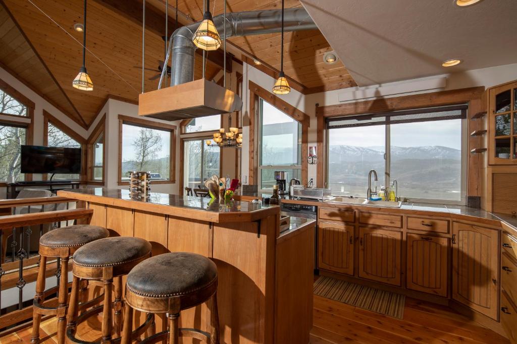 Alpine Recharge by KABINO Huge Views Hot tub Garage PS3 WiFi Loft - Image 5