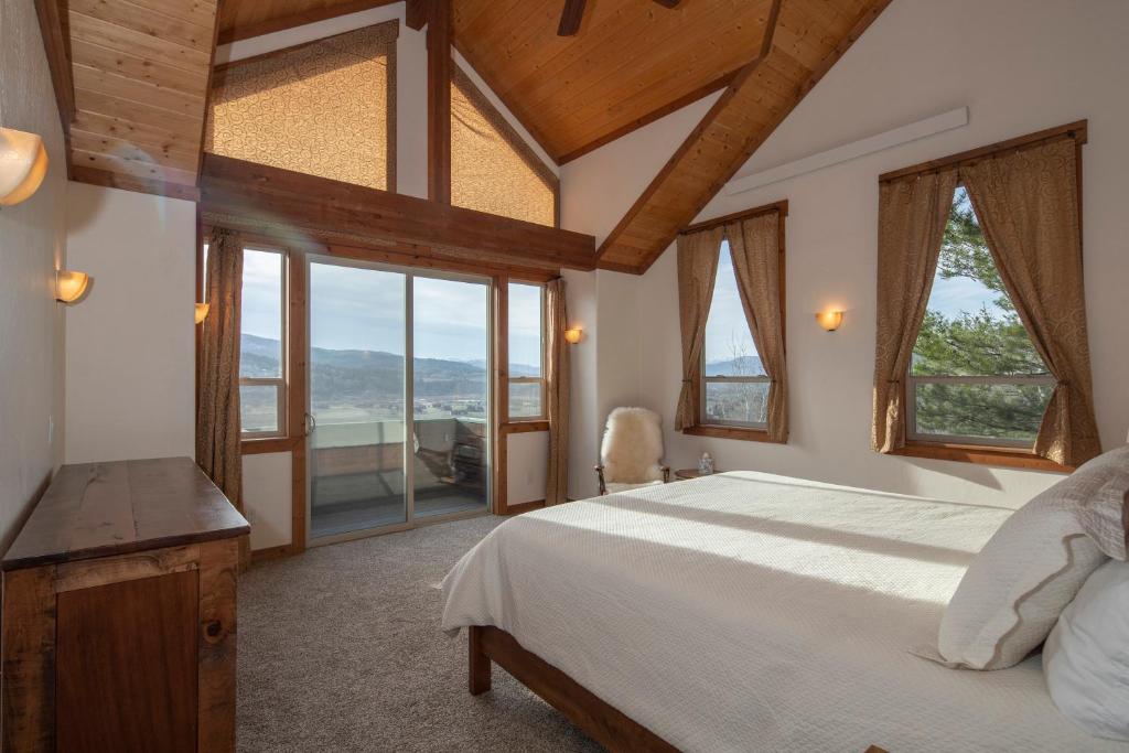 Alpine Recharge by KABINO Huge Views Hot tub Garage PS3 WiFi Loft - Image 7