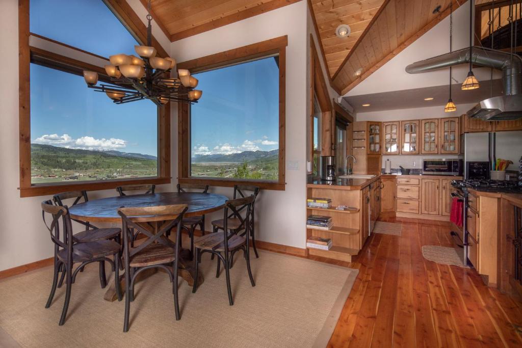 Alpine Recharge by KABINO Huge Views Hot tub Garage PS3 WiFi Loft - Image 4