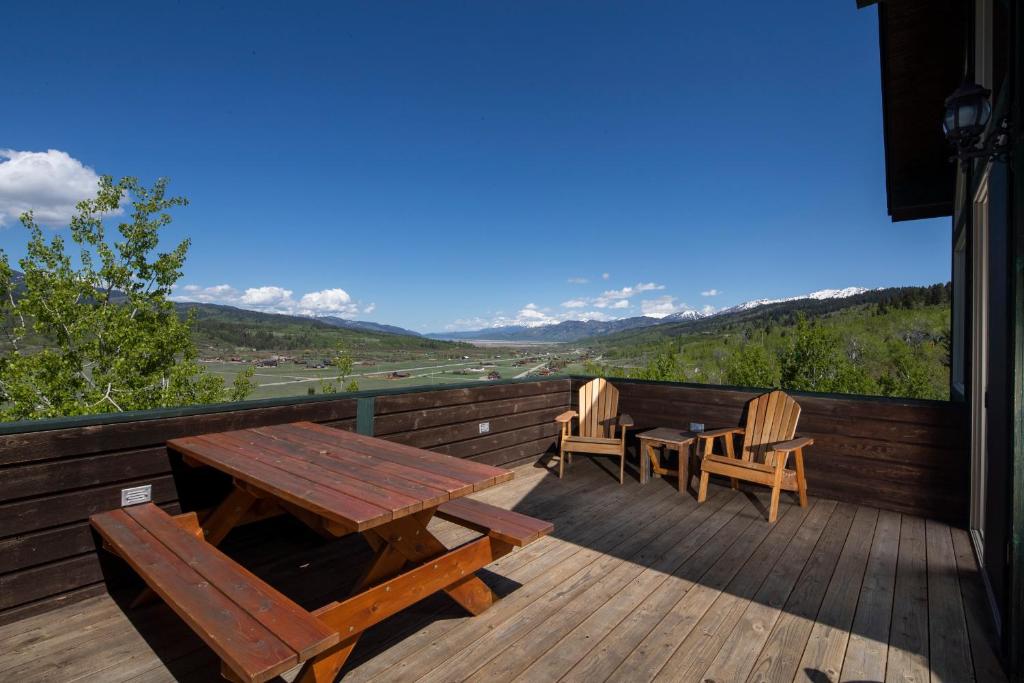 Alpine Recharge by KABINO Huge Views Hot tub Garage PS3 WiFi Loft - Image 6