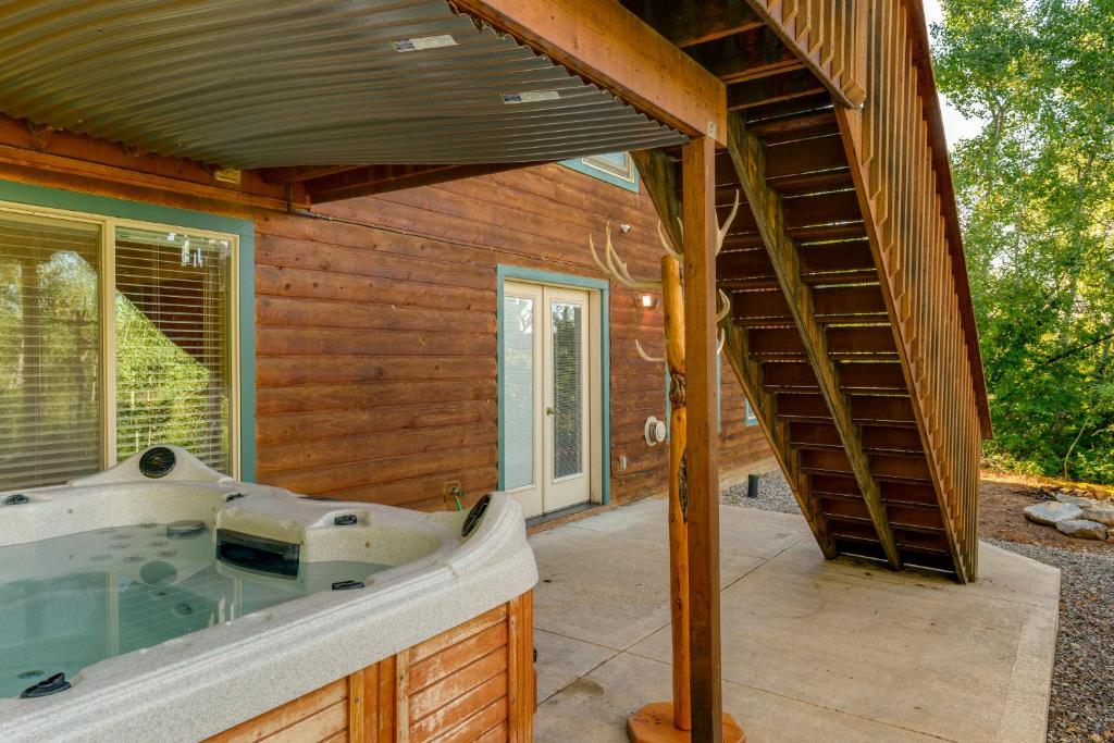 Hot Tub (Jacuzzi) - Photo 2