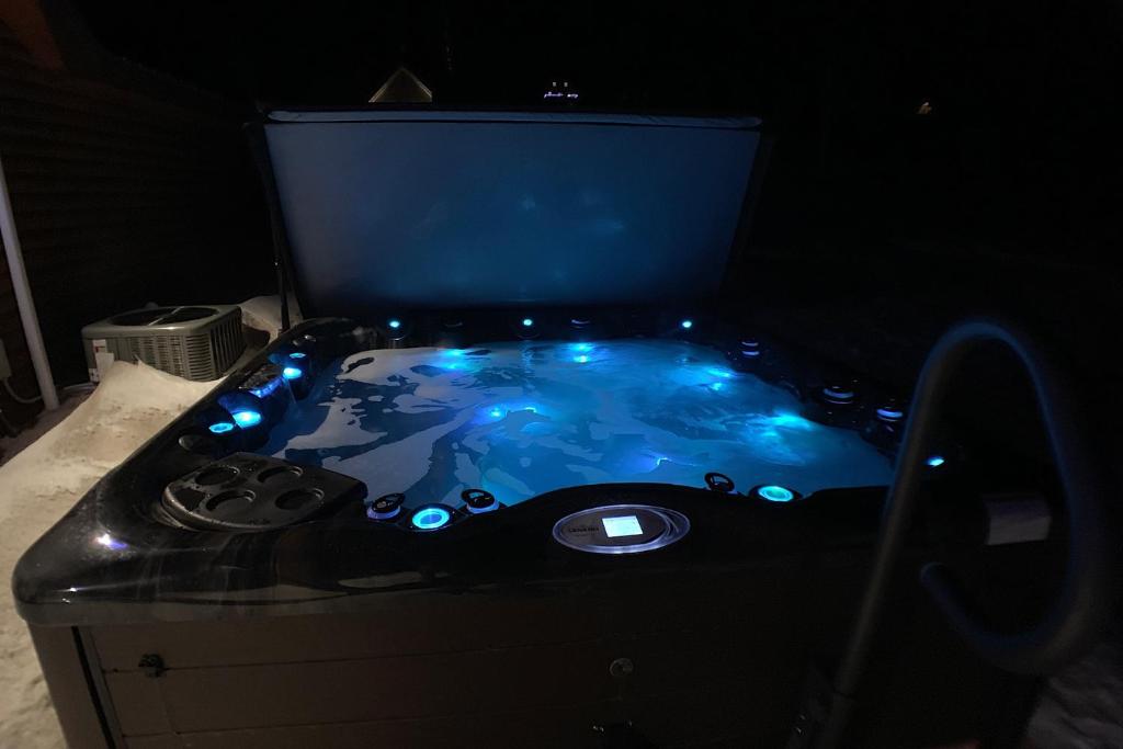 Centennial Cabin with Hot Tub, Sauna and Pool Table!