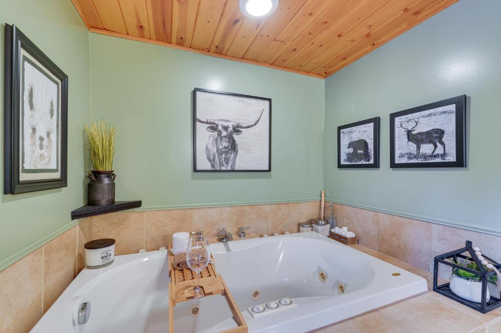 Dreamy Alpine Cabin with Hot Tub, Fireplace and More!