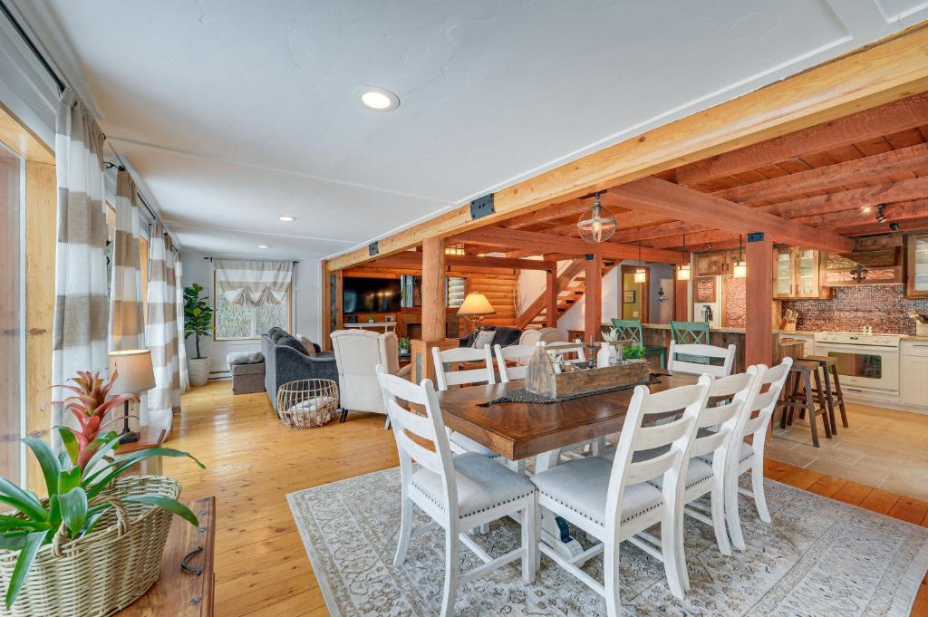 Dreamy Alpine Cabin with Hot Tub, Fireplace and More! - Image 4