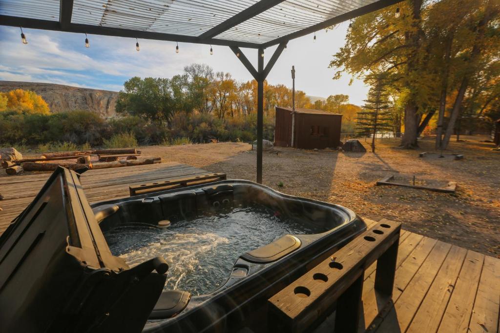Hot Tub (Jacuzzi) - Photo 2