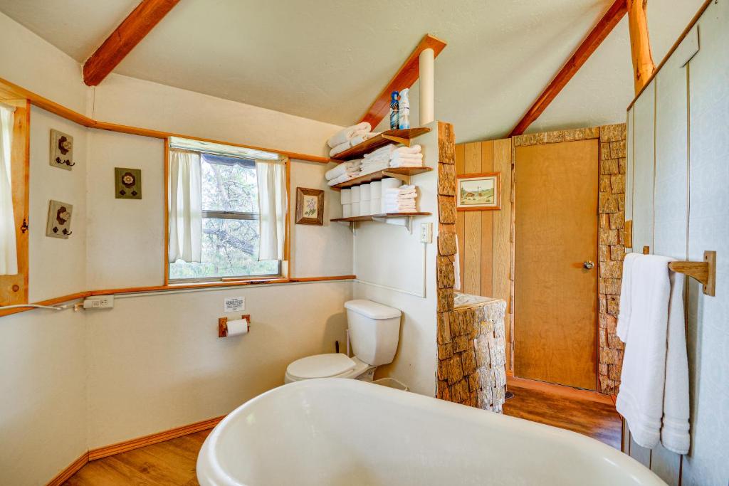 Snowflake Cabin - Mins to Cody and Red Lodge! - Image 8