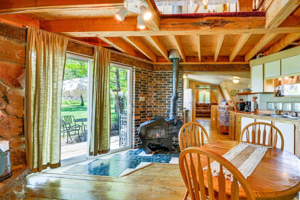 Snowflake Cabin - Mins to Cody and Red Lodge! - Image 4