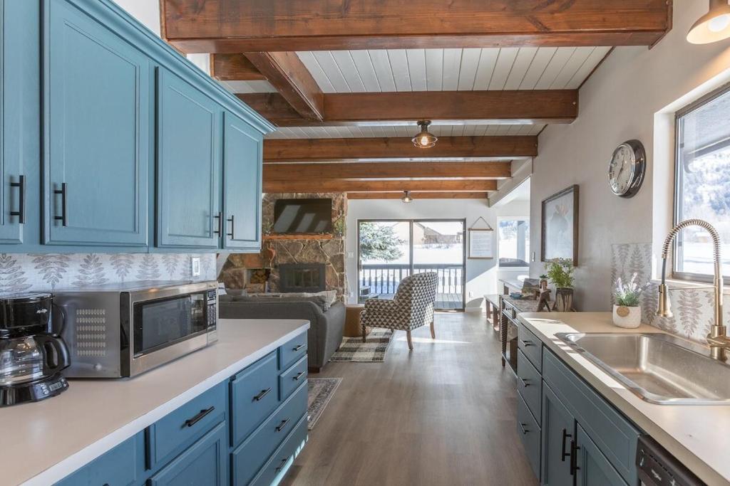 Cedar Creek Chalet - Snowmobilers Dream - Hot tub - Image 4