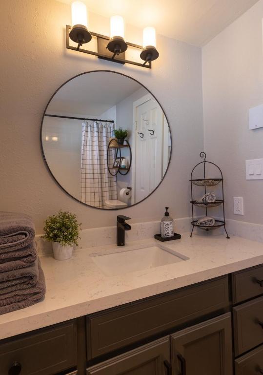 Cedar Creek Chalet - Snowmobilers Dream - Hot tub - Image 8