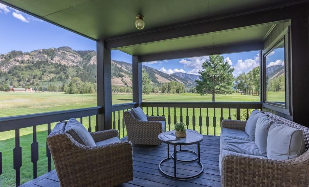 Cedar Creek Chalet - Snowmobilers Dream - Hot tub - Image 6