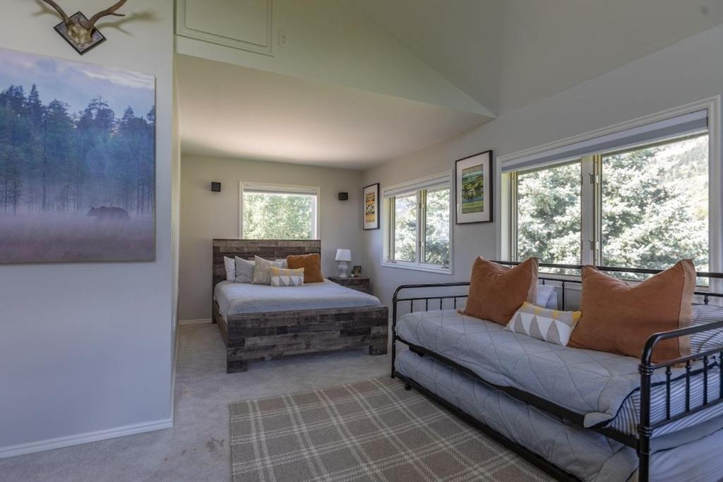 Cedar Creek Chalet - Snowmobilers Dream - Hot tub - Image 7