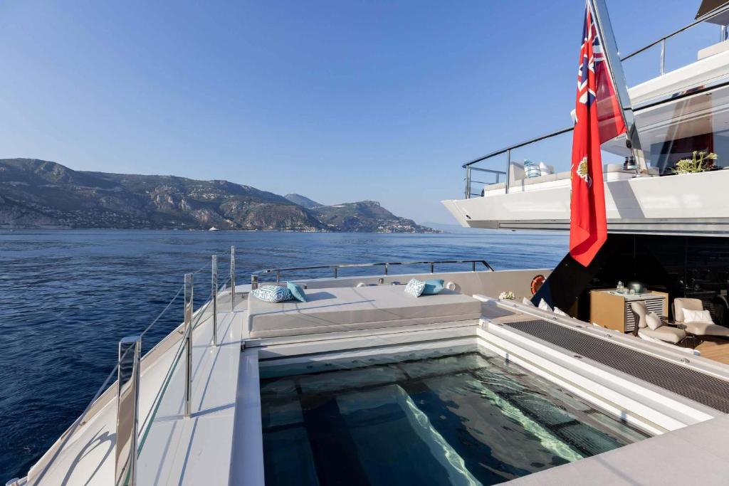 Hot Tub (Jacuzzi) - Photo 3