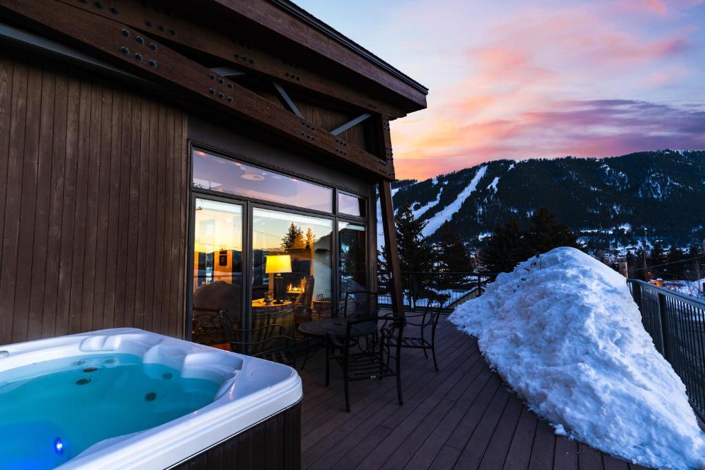 Hot Tub (Jacuzzi) - Photo 2