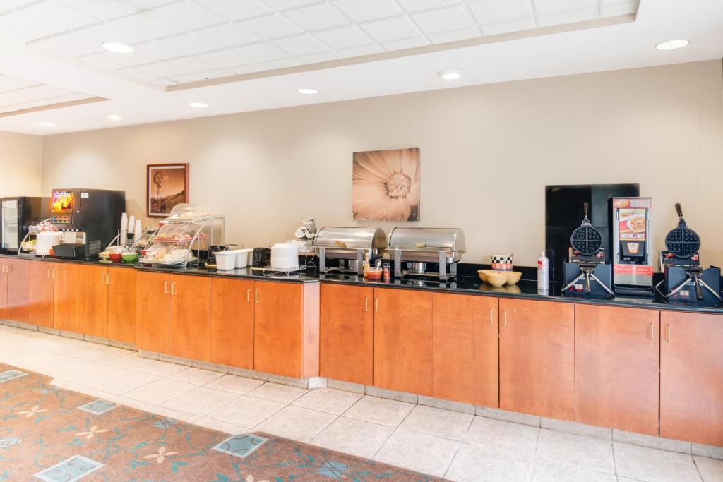 Wingate by Wyndham Gillette - Image 5