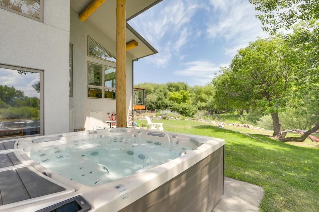 Hot Tub (Jacuzzi) - Photo 3