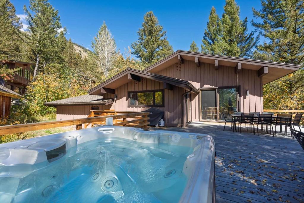 Hot Tub (Jacuzzi) - Photo 4