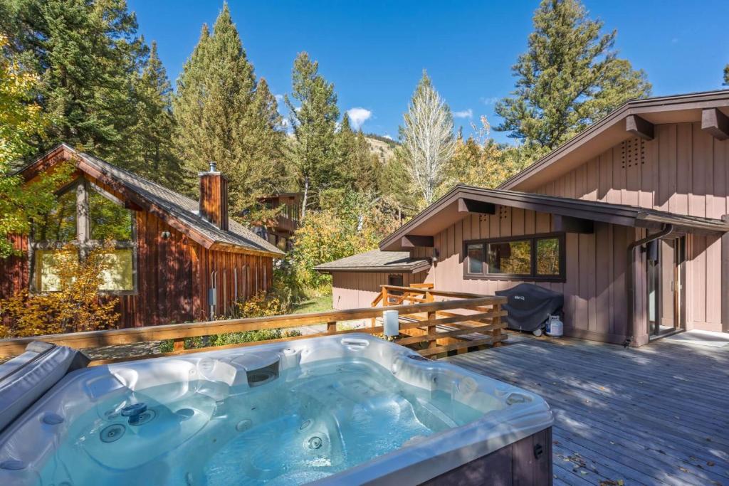 Bray House - Ski-in Ski-out family home