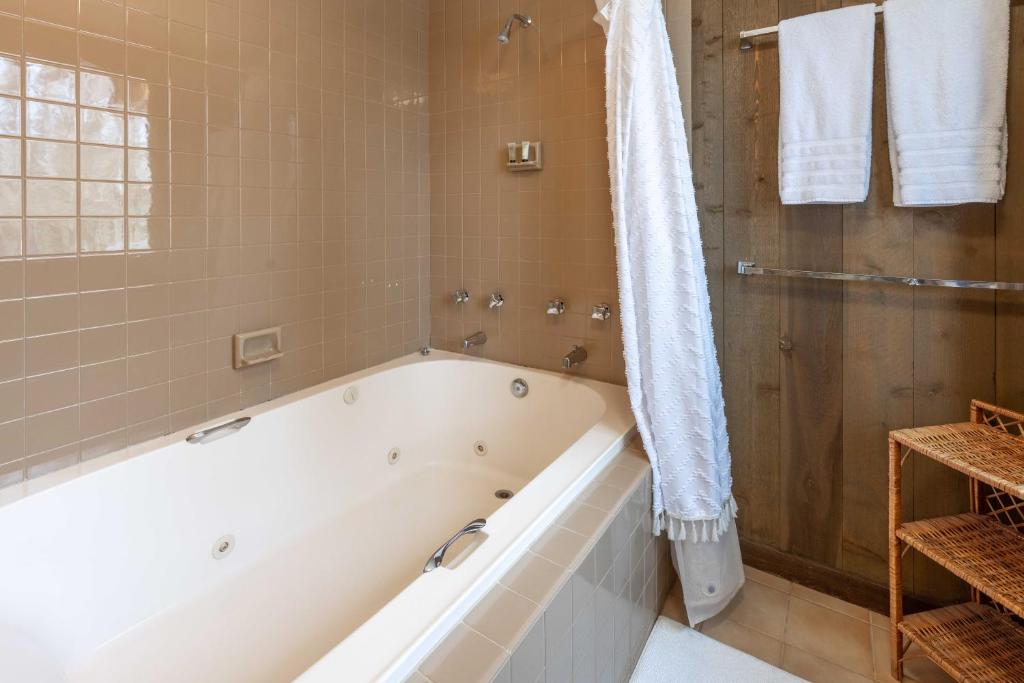 Hot Tub (Jacuzzi) - Photo 7