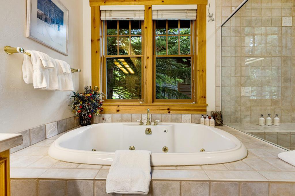 Hot Tub (Jacuzzi) - Photo 3