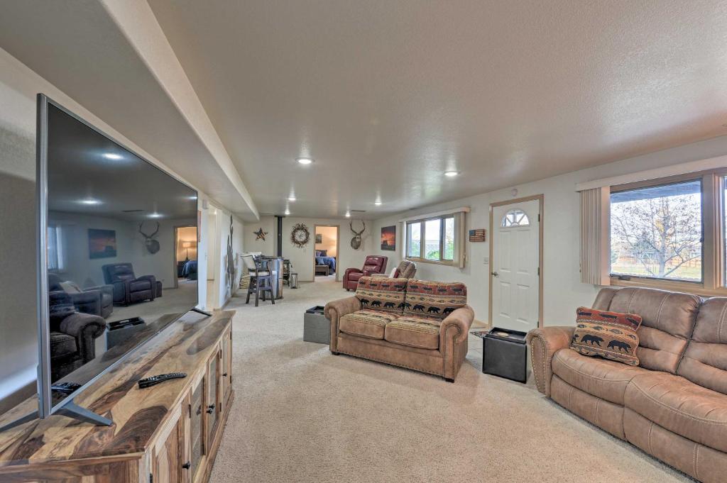 Outdoor Enthusiasts Retreat with Hot Tub, Deck - Image 5