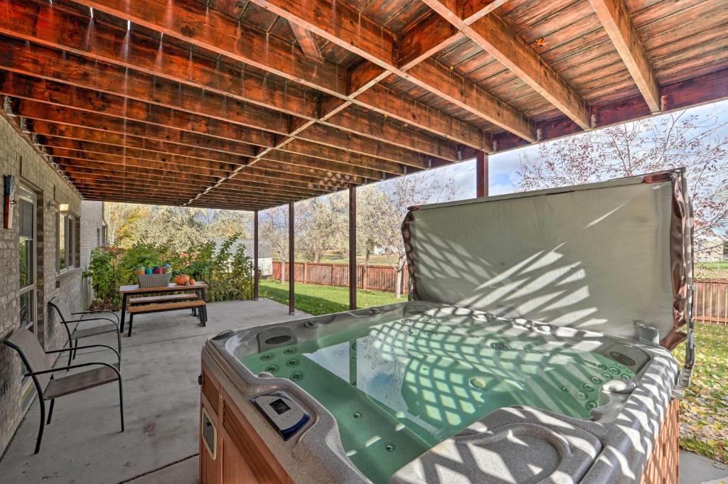 Outdoor Enthusiasts Retreat with Hot Tub, Deck