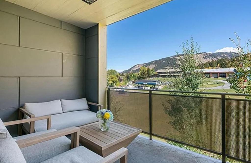 Slopeside 2BR Retreat at Snow King Walk to Town - Image 8