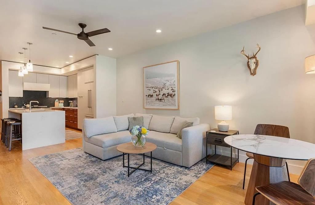 Slopeside 2BR Retreat at Snow King Walk to Town - Image 7