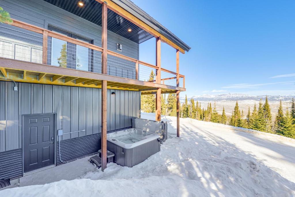 Views, Trails, Hot Tub and More Luxe Wyoming Oasis