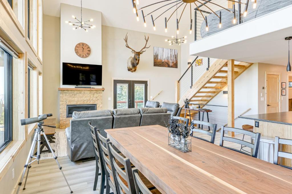 Views, Trails, Hot Tub and More Luxe Wyoming Oasis - Image 5