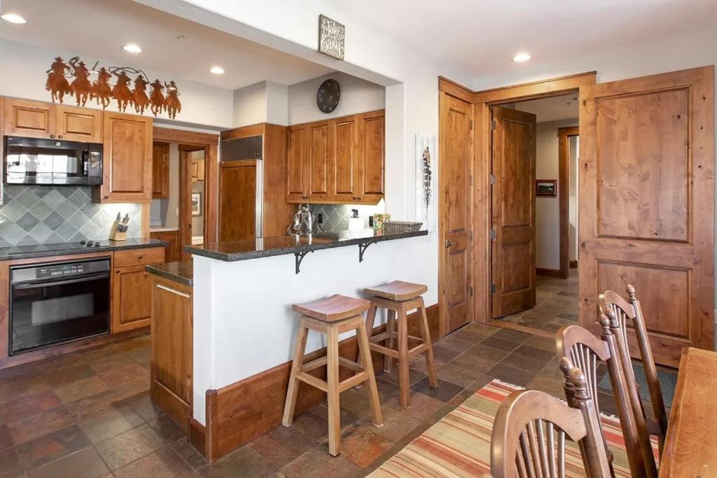 Modern Comfort Near Trails and Town in Jackson - Image 4