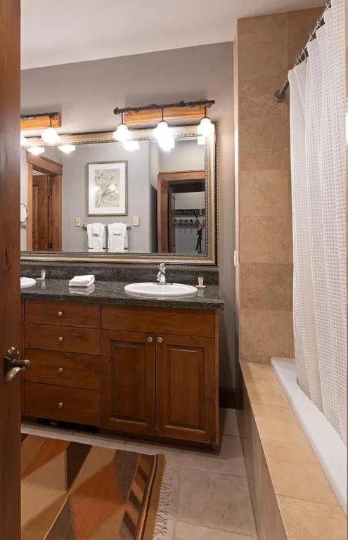 Modern Comfort Near Trails and Town in Jackson - Image 6