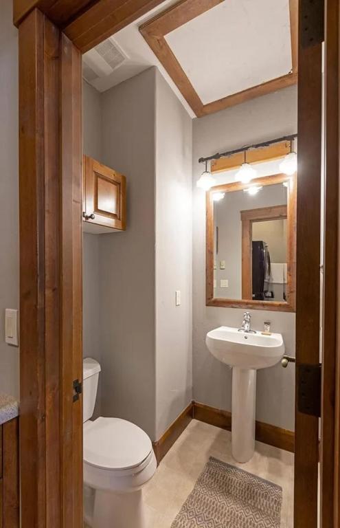 Modern Comfort Near Trails and Town in Jackson - Image 8